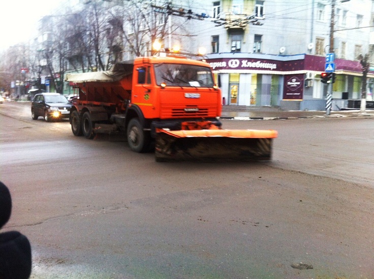 В Октябрьском районе ведется противогололедная 
обработка улиц