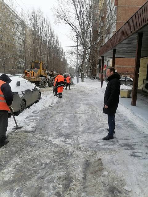 Продолжается контроль за ходом работ по 
очистке территории Октябрьского района от снега