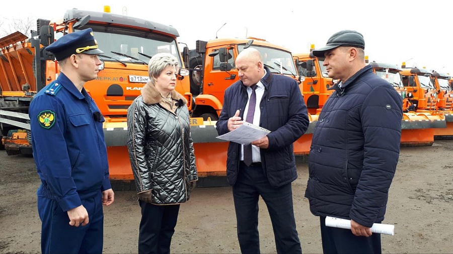 Глава города Лада Мокроусова вместе с прокурором 
Саратова Максимом Енишевским проверили готовность муниципальных служб благоустройства к работе в зимний период