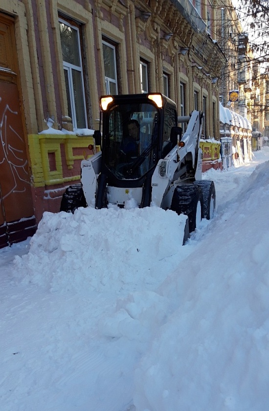 Во Фрунзенском районе проводится уборка 
территории