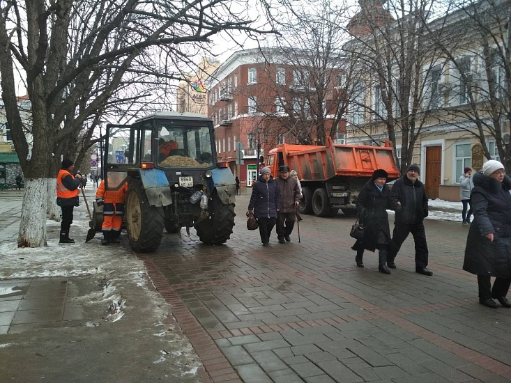 Уборка в центре города не прекращается