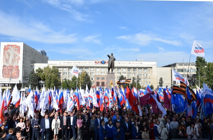 В областном центре прошел концерт «Своих 
не бросаем» в поддержку вхождения Донбасса в состав России