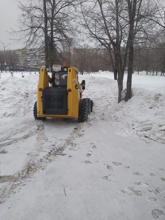 В Заводском районе продолжаются работы 
по уборке снега