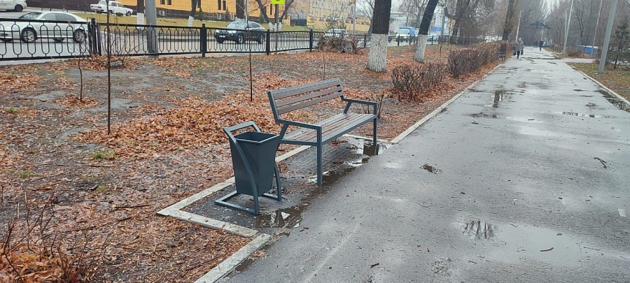 В сквере Железнодорожников обновили скамейки 
и урны