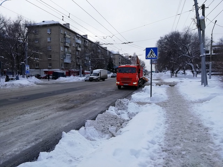 В Заводском районе продолжается круглосуточная 
уборка снега и наледи