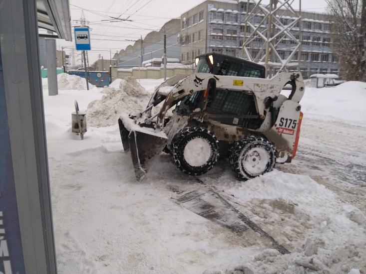 В Октябрьском районе продолжается очистка 
улиц от снега