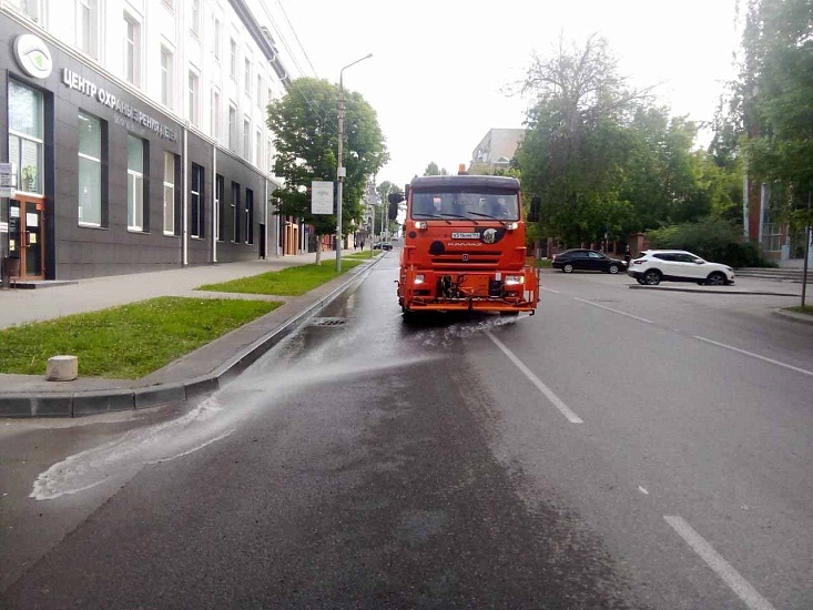 Коммунальными службами в круглосуточном 
режиме проводятся мероприятия по уборке города
