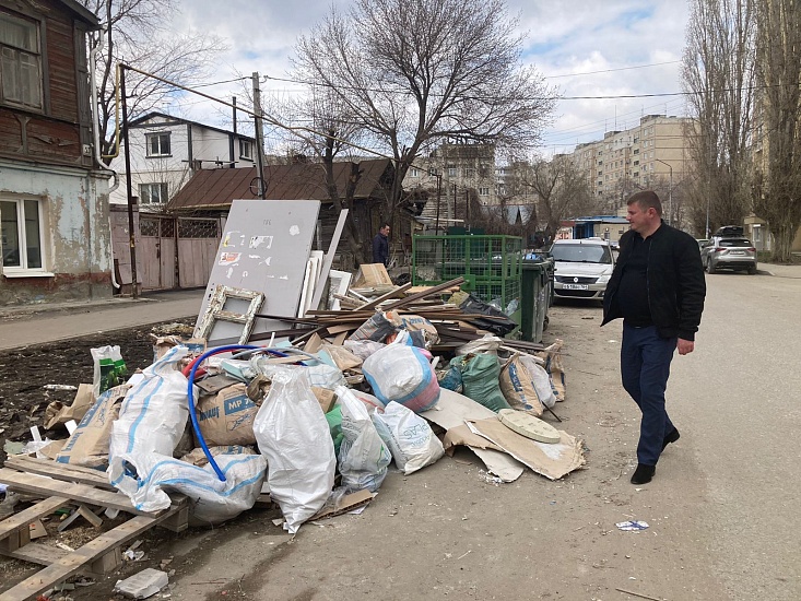 В Октябрьском районе проверили своевременность 
вывоза мусора