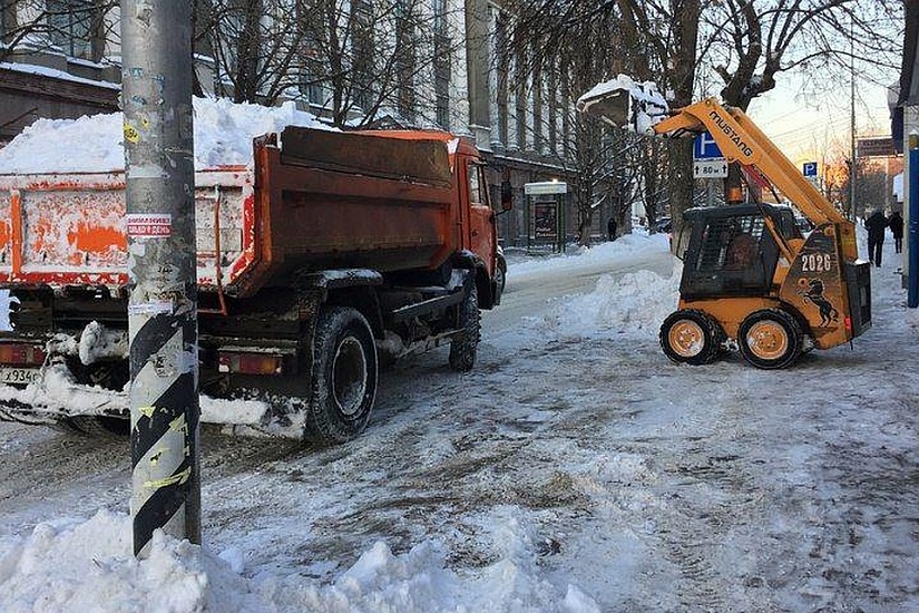 Для уборки снега в Саратове организована 
работа спецтехники