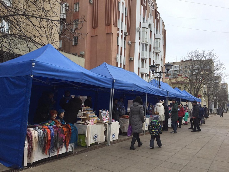 На ул. Волжской сегодня продолжила работу 
тематическая ярмарка товаров народных промыслов