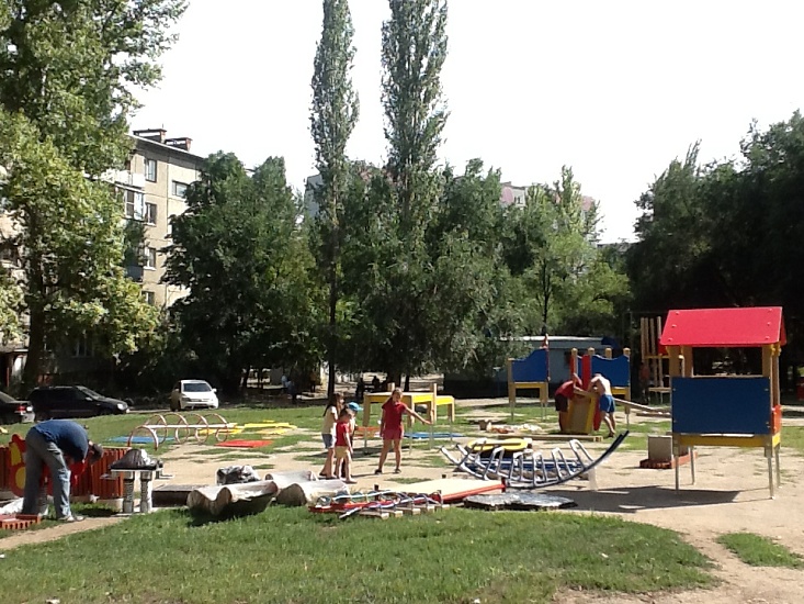 В Ленинском районе приступили к установке 
детских площадок