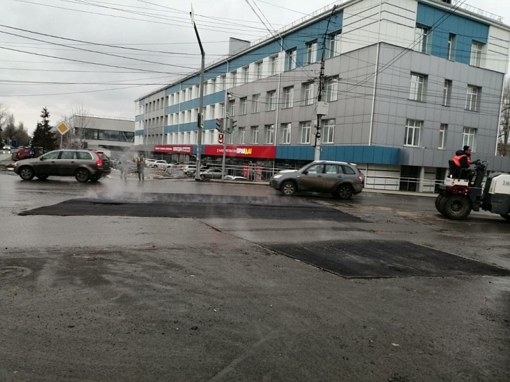 В Кировском районе продолжаются мероприятия 
по ямочному ремонту