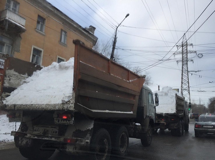 В выходные с улиц Саратова вывезли более 
8,5 тыс. куб. м снега и наледи