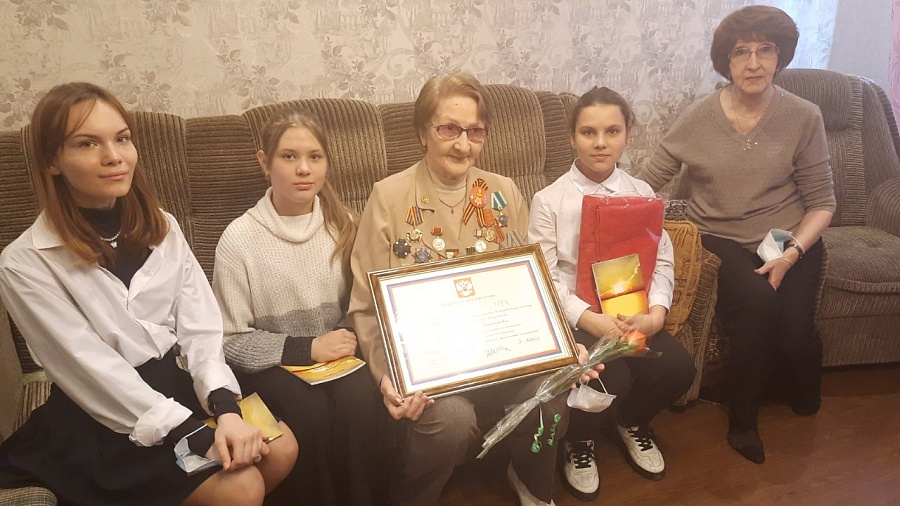 В преддверии Международного дня освобождения 
узников фашистских концлагерей школьники поздравили бывших малолетних узников