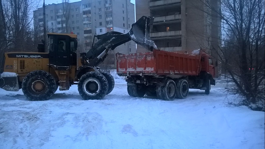 В Саратове продолжаются работы по уборке 
снега и наледи