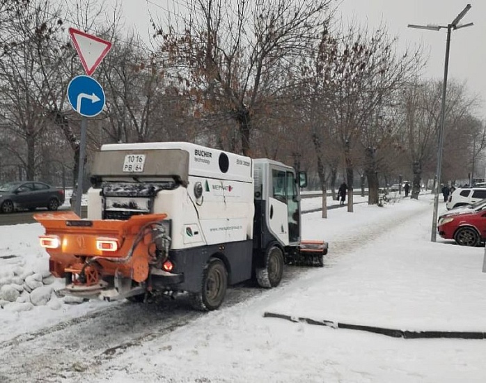 В Саратове продолжаются работы по очистке 
улиц от снега