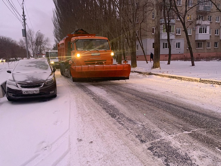 В Кировском районе продолжается уборка 
улиц от снега