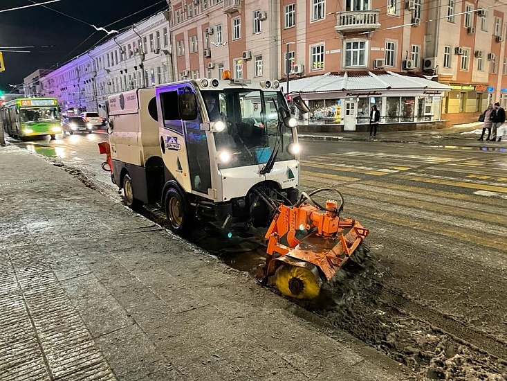 Ночью во всех районах города продолжится 
очистка дорог и тротуаров