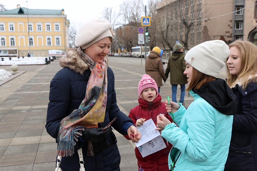 В центре Саратова продолжилась акция «Крымская 
весна»