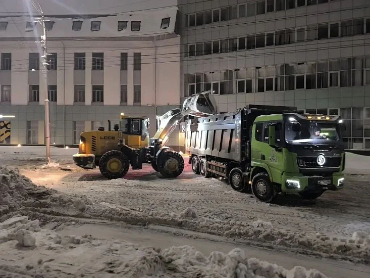 В течение ночи службы благоустройства города устраняли последствия снегопада