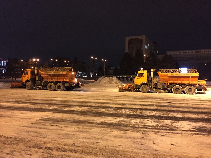 Более 3 тысяч кубометров снега с улиц Саратова 
вывезли за сутки