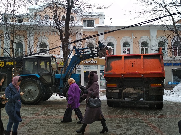 Продолжается очистка территории Фрунзенского 
района от снега и наледи