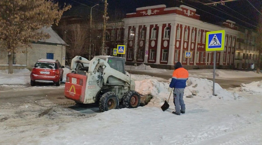 Всю ночь коммунальные службы очищали город 
от снега и наледи