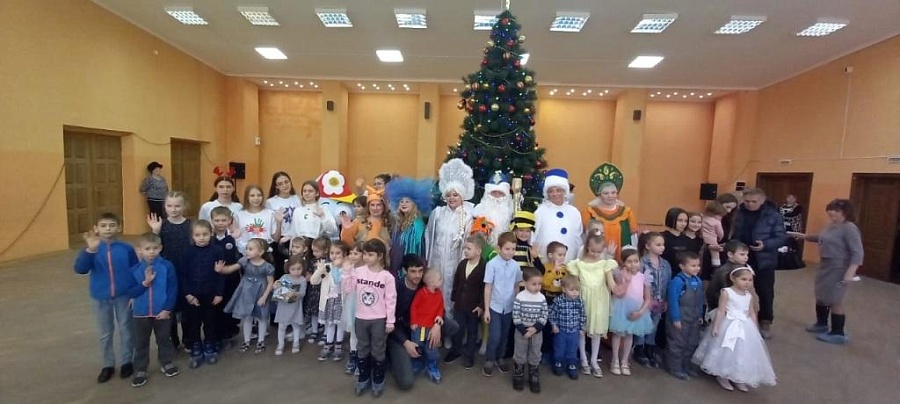 В Ленинском районе стартовали новогодние 
елки