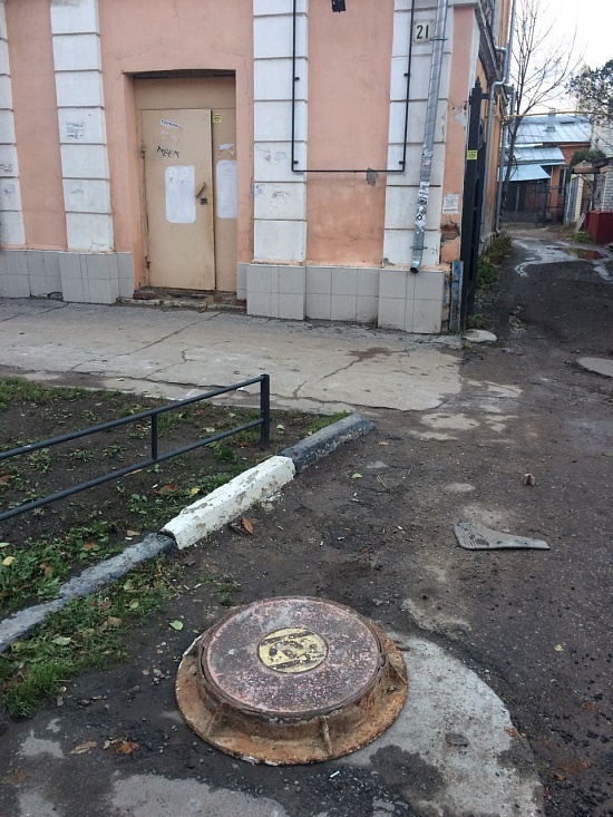 В Волжском районе два открытых канализационных 
колодца закрыли крышками