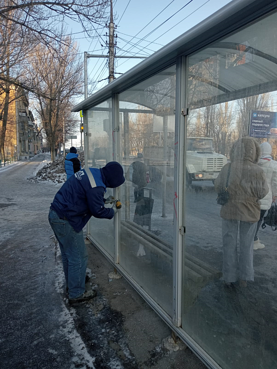 В Ленинском районе проводится ремонт остановочных 
павильонов