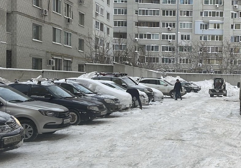 Сотрудники комитета по ЖКХ продолжают 
проверять качество уборки во дворах