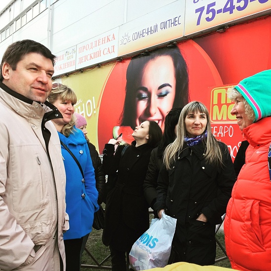 В графике главы администрации Кировского 
района - ежедневные посещения дворов района и общение с жителями