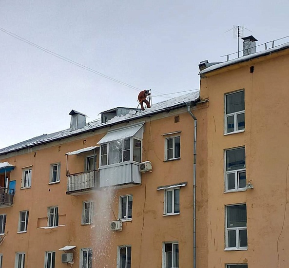 На территории города продолжаются работы 
по очистке крыш многоквартирных домов от снега и наледи