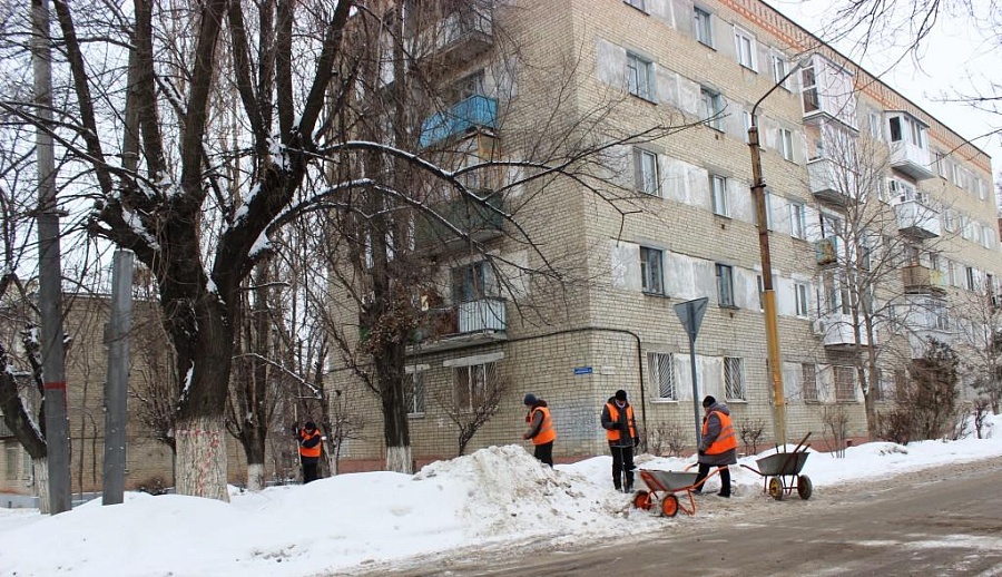 В Заводском районе продолжаются работы 
по очистке территории от наледи и снега