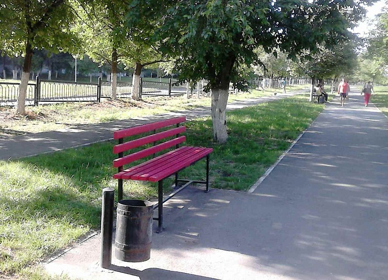 В сквере Строителей заменили сломанные 
скамейки