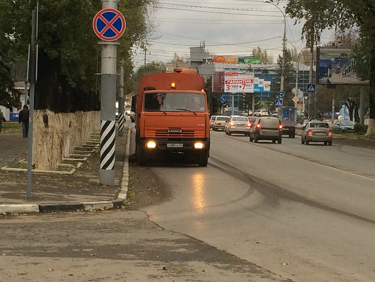 В Заводском районе дорожное полотно обработали 
противогололедными материалами