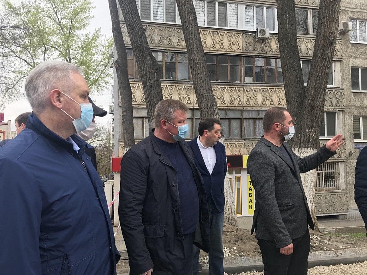 Михаил Исаев даже в выходные дни продолжает 
инспектировать ход работ по ремонту тротуаров