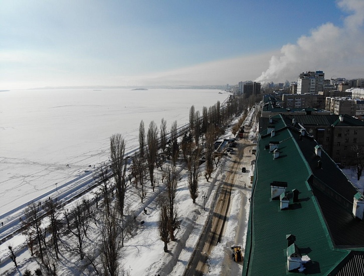 В каждом районе города ведется очистка 
кровель жилых домов