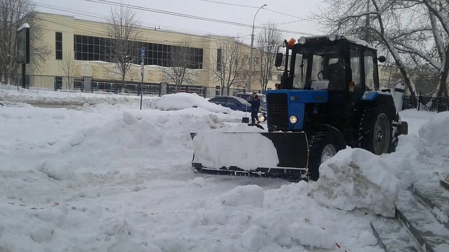 В плановом режиме ведутся работы по очистке 
Кировского района от снега