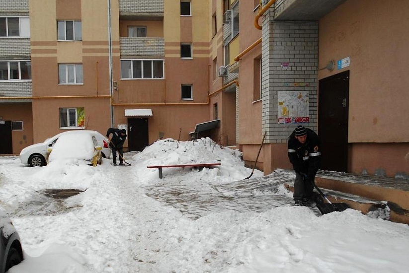 В Заводском районе продолжаются работы 
по уборке снега и наледи