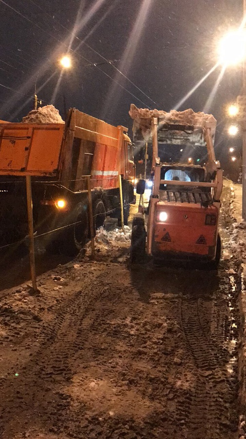 Улицы Ленинского района продолжают очищать 
от снега
