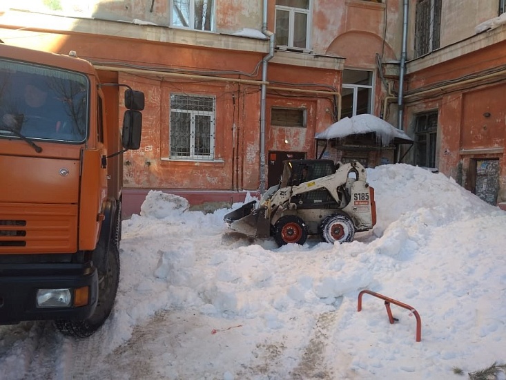 УК Ленинского района продолжают благоустраивать 
дворовые территории и очищать кровли от снега и наледи