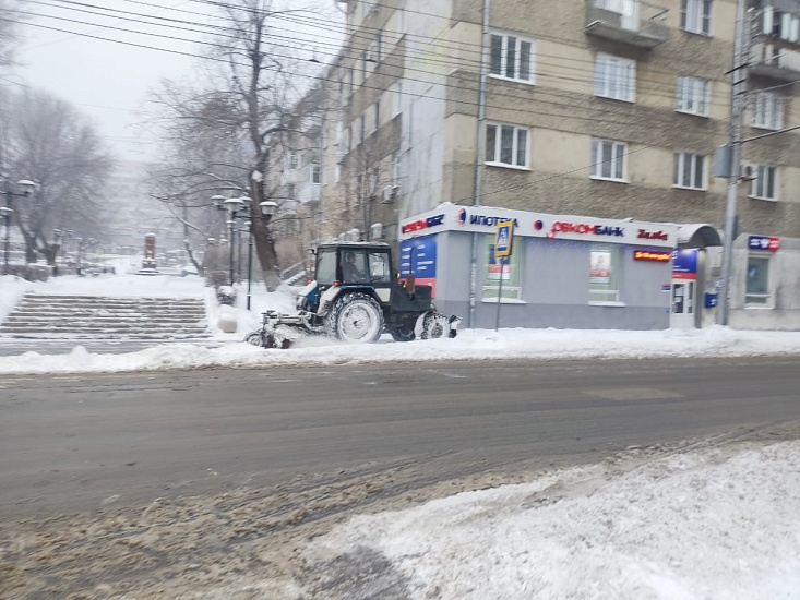 В Саратове продолжается уборка снега и 
льда