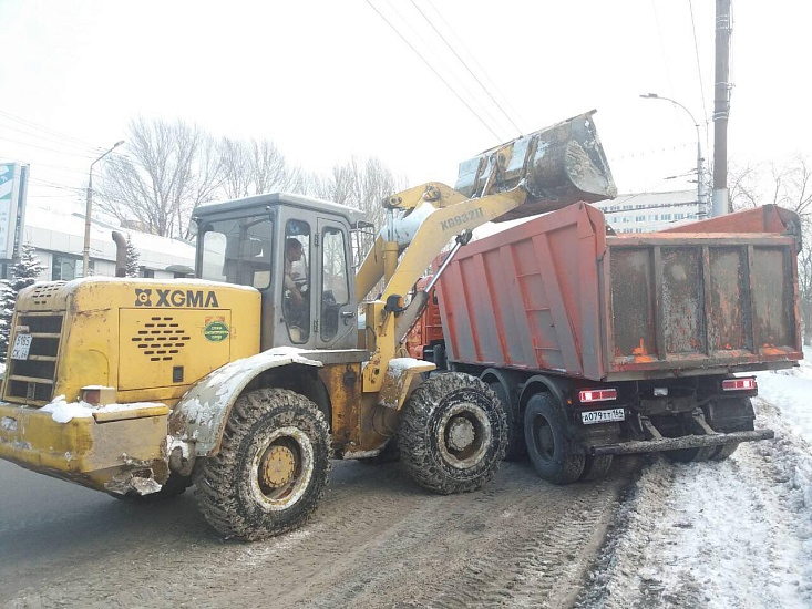 В Заводском районе продолжается уборка 
снега с улиц и во дворах