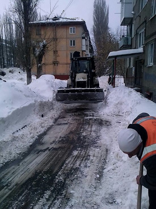 В Заводском районе продолжается круглосуточная 
уборка снега и наледи