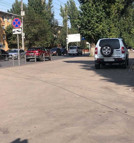 В Октябрьском районе продолжаются выездные 
мероприятия на предмет выявления фактов размещения транспортных средств на тротуарах