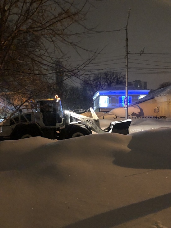 Во Фрунзенском районе города не прекращаются 
работы по расчистке от снега и наледи