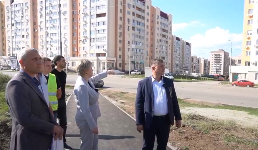 Лада Мокроусова: «По ул.Ак.Семенова в этом 
году построен тротуар, по которому жители смогут прийти в парк у пруда «Семхоз»