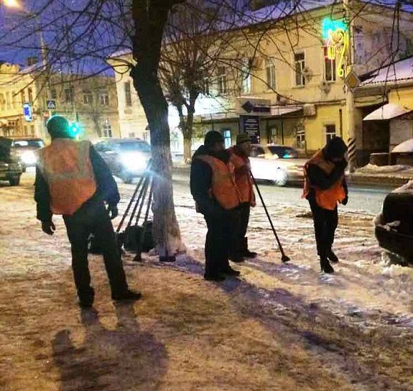 На Московской и Кутякова ведутся работы 
по очистке от снега