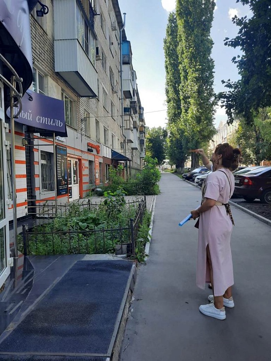 На территории Октябрьского района продолжается 
работа по выявлению незаконно размещенных вывесок и рекламных конструкций